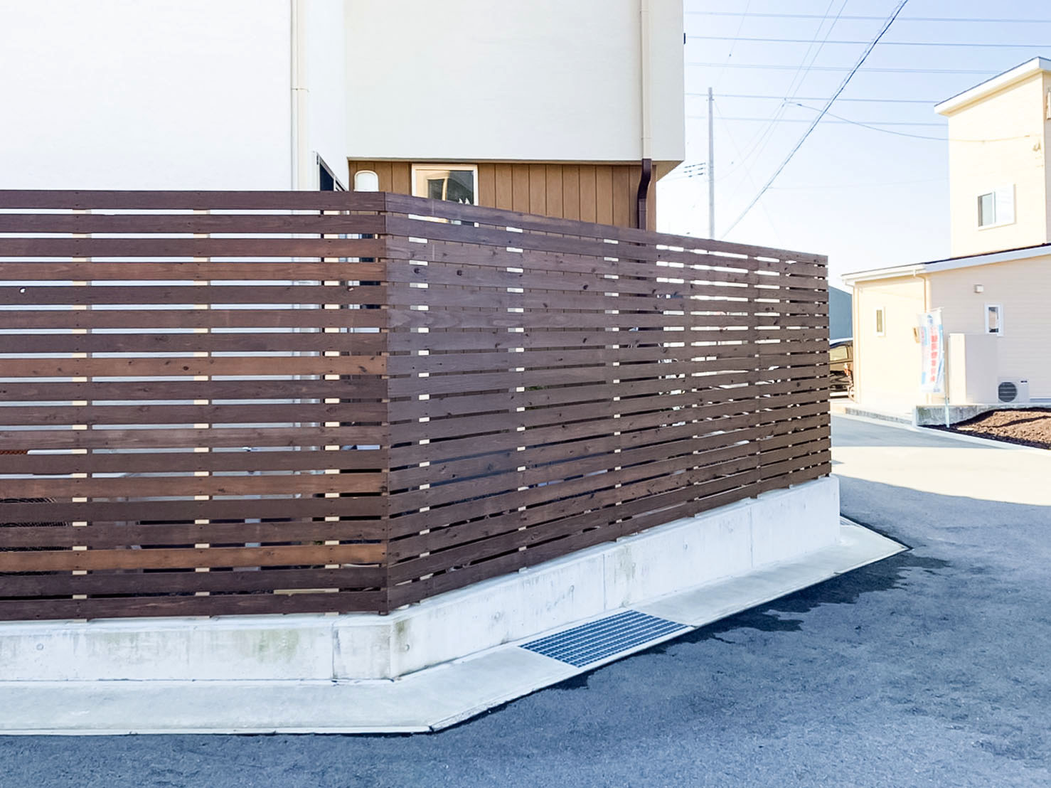 フェンス取付施工｜ナチュラルで温かいイメージの木製フェンス