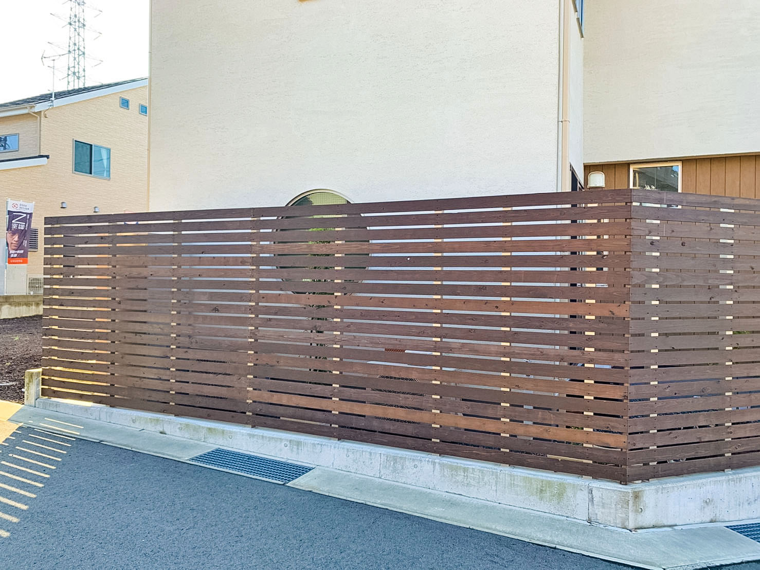 フェンス取付施工｜木製フェンスが過ごしやすいお部屋空間を手助け